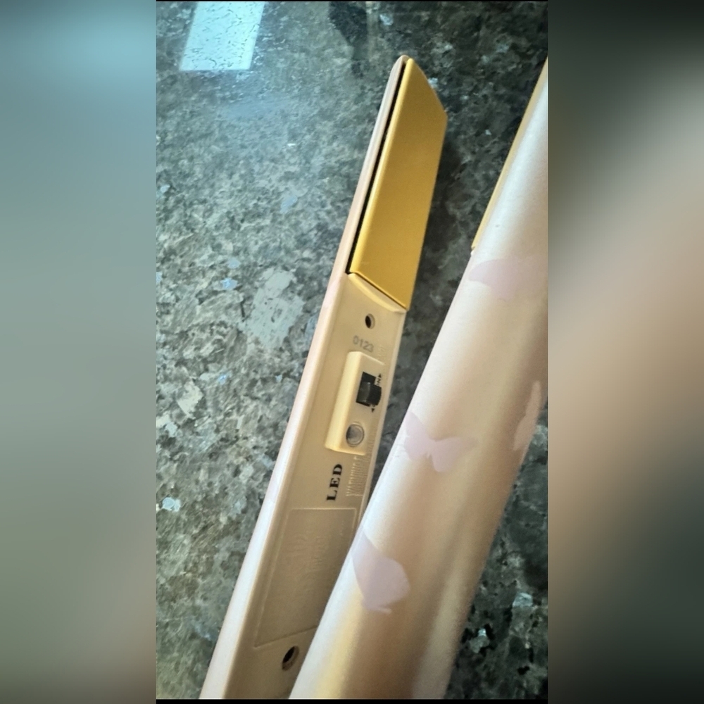CHI Pink Hair Straightener - Picture 2 of 3